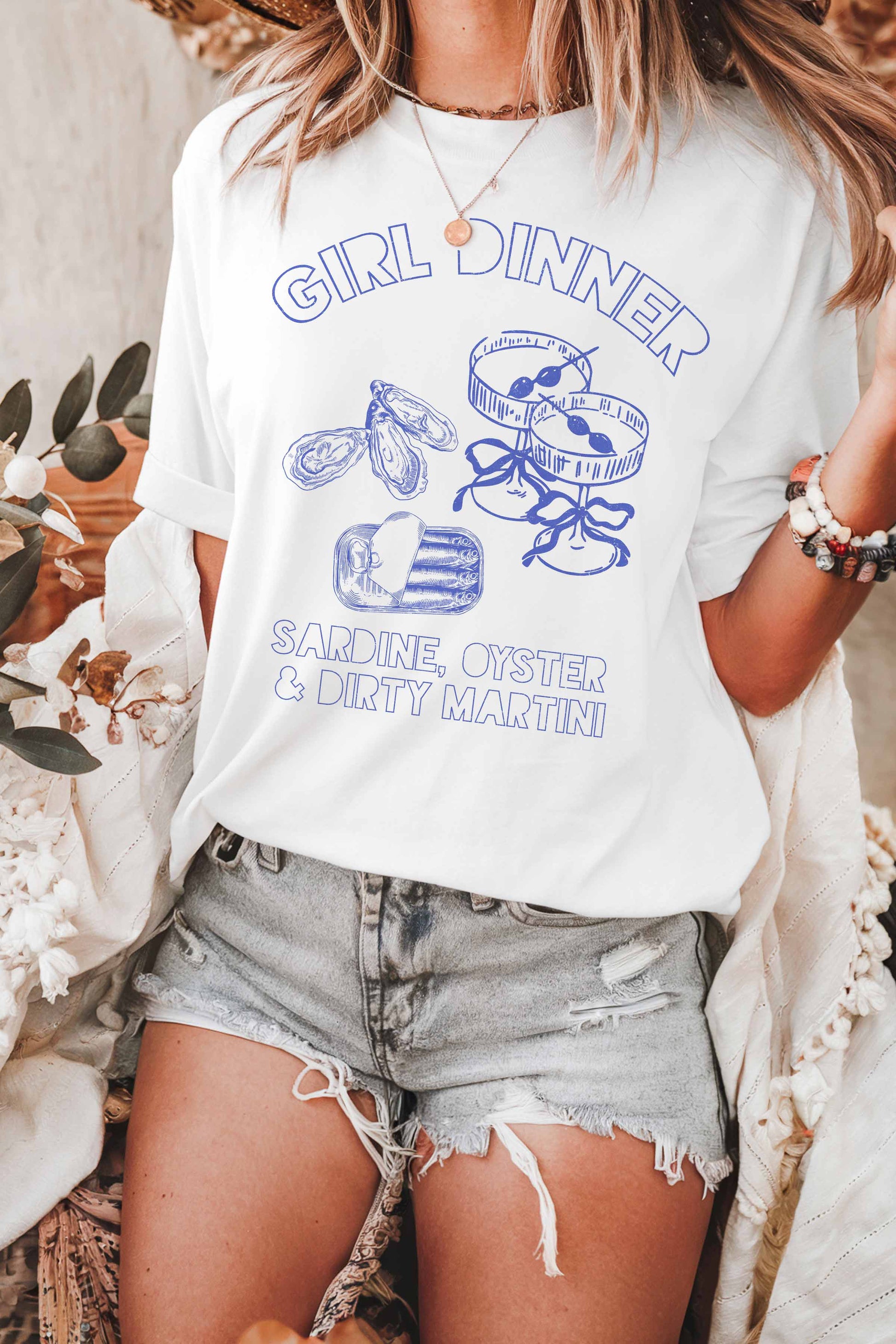 T-shirt oversize grafica “Girl Dinner”