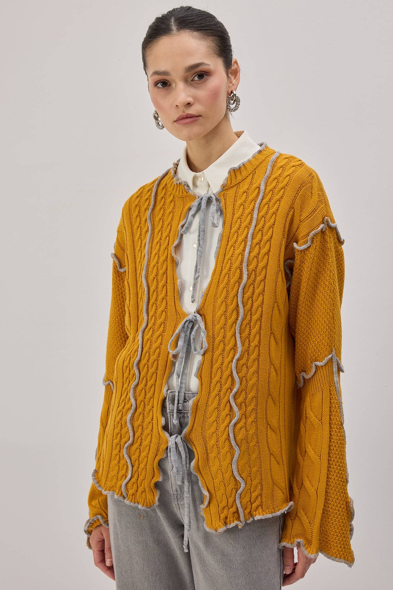 Cardigan in maglia senape con cintura a contrasto
