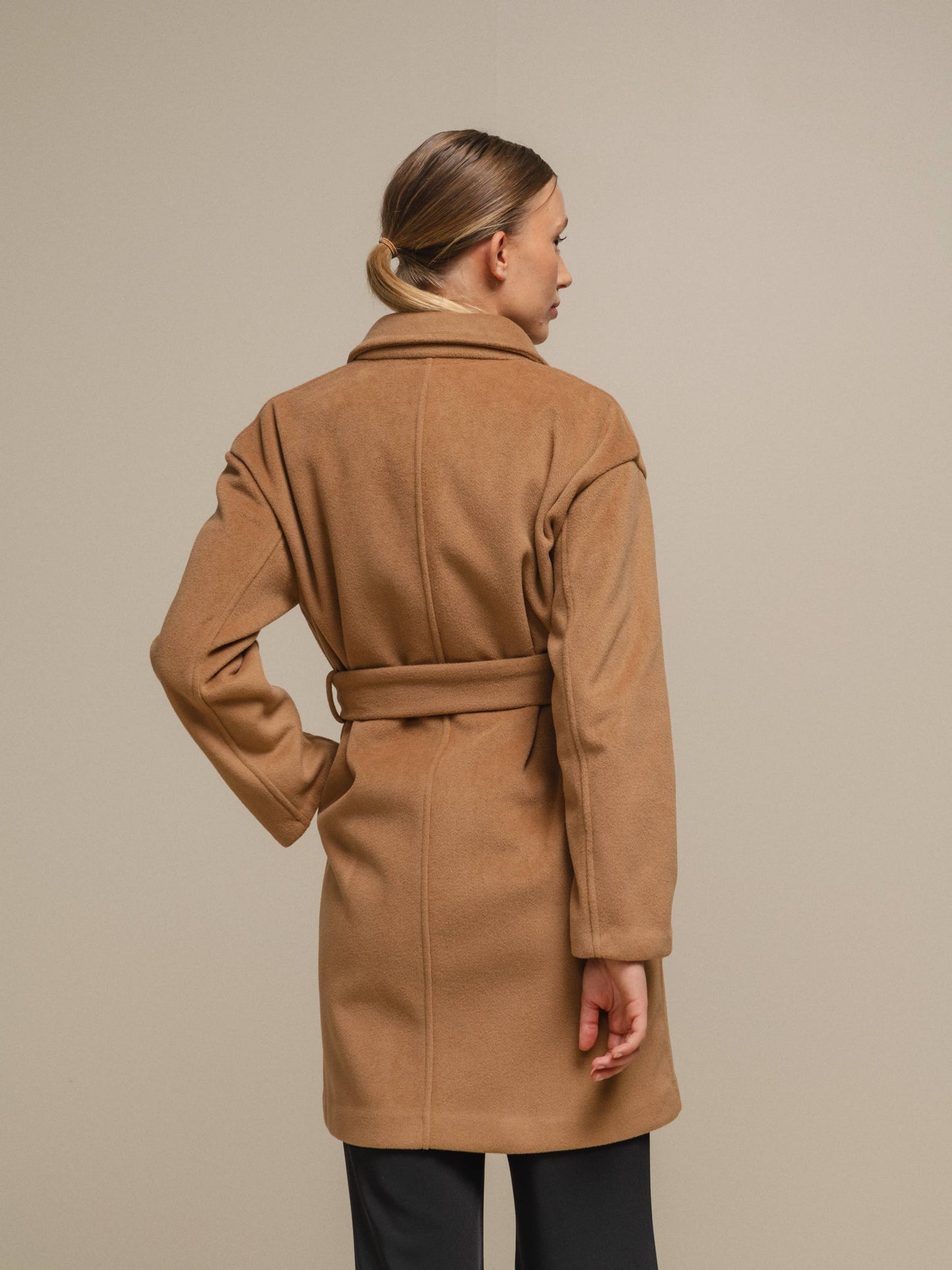 Cappotto doppiopetto con cintura da donna
