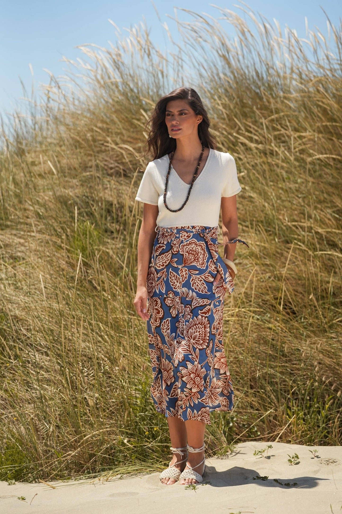 Abito midi con scollo a V e gonna floreale con cintura