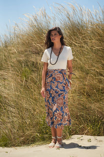 Abito midi con scollo a V e gonna floreale con cintura
