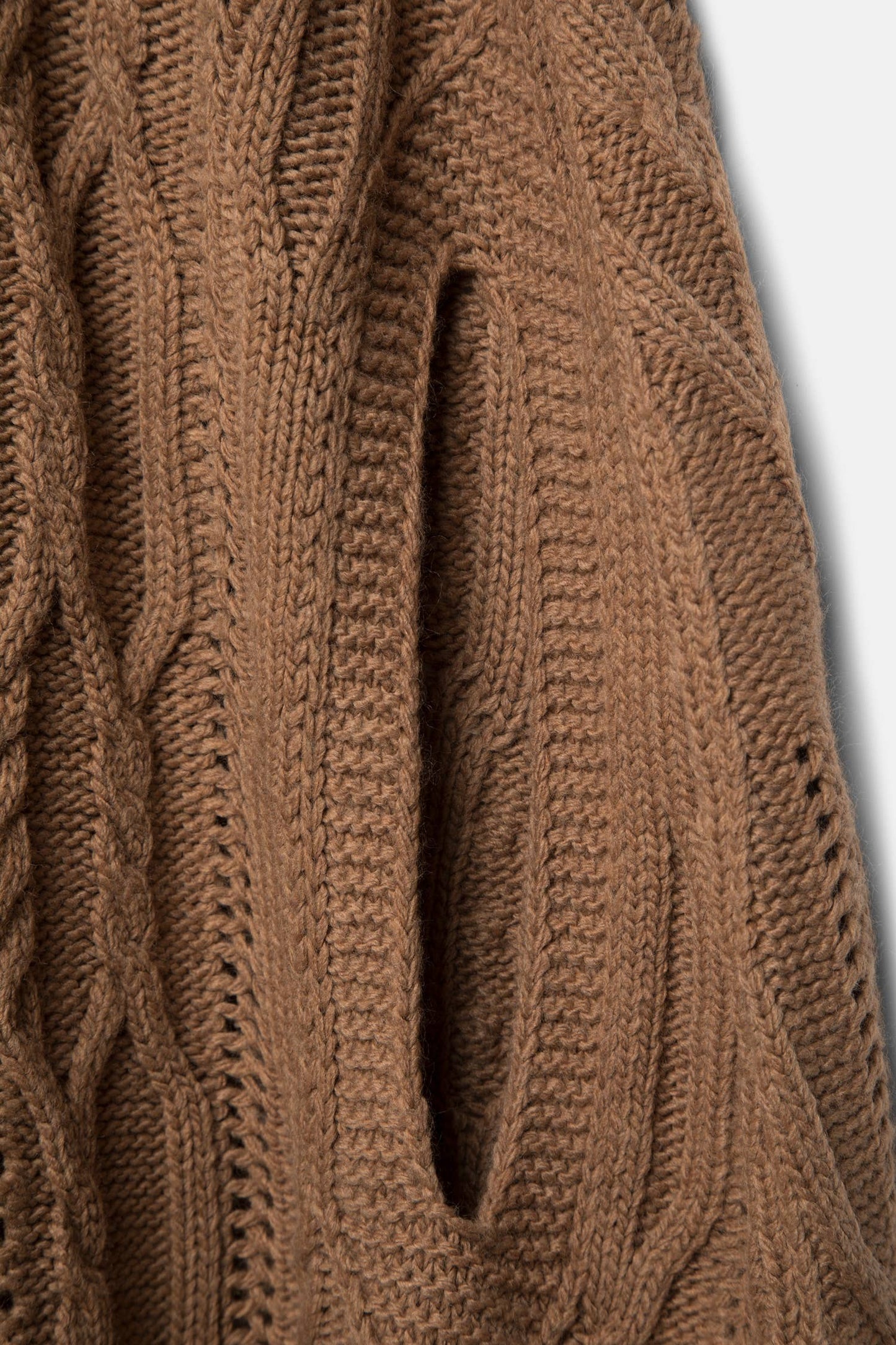 Poncho in maglia strutturata con collo alto