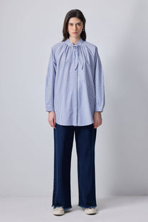 Camicia a righe con collo a fiocco