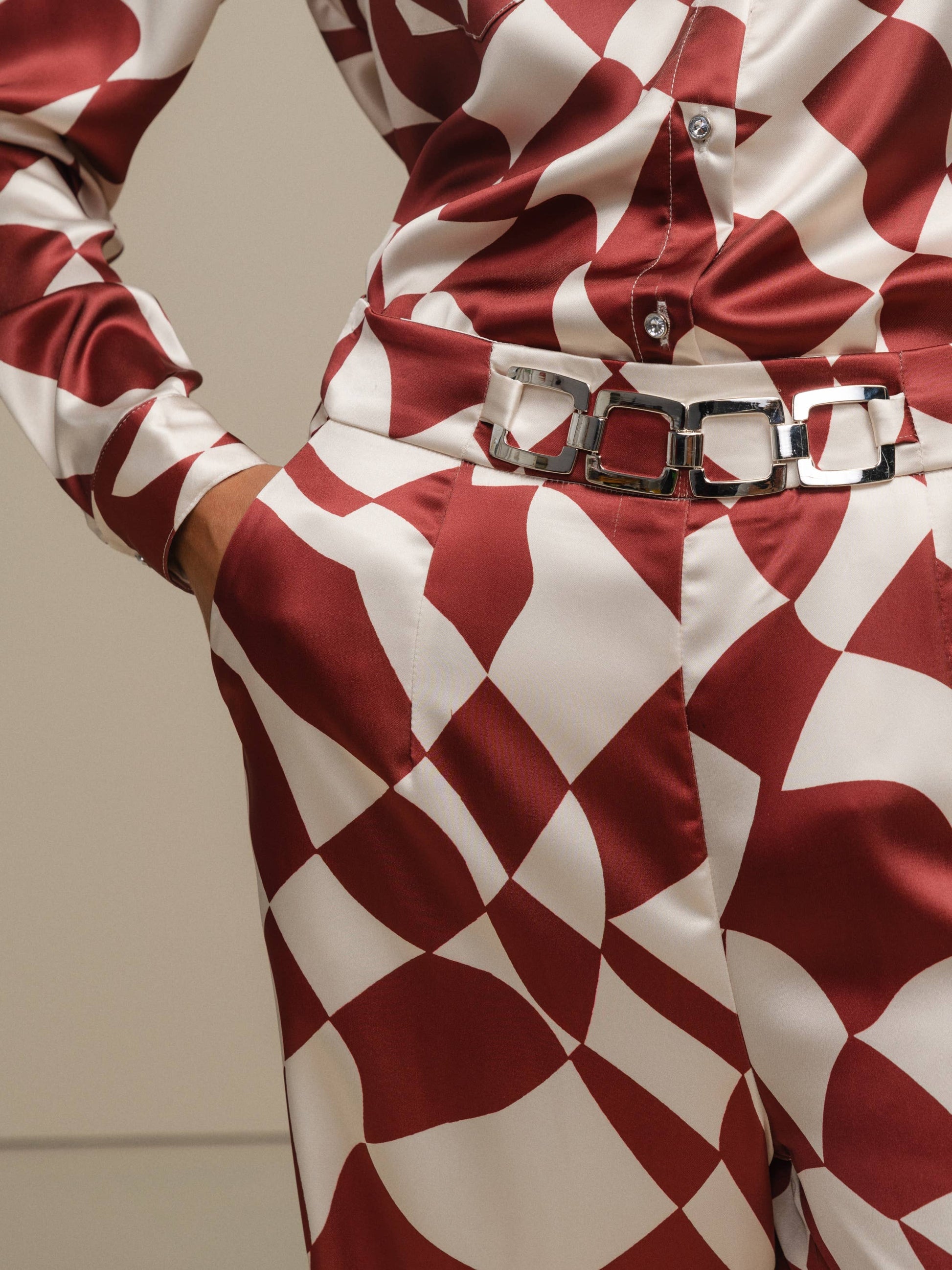Pantaloni a palazzo con stampa geometrica color ruggine
