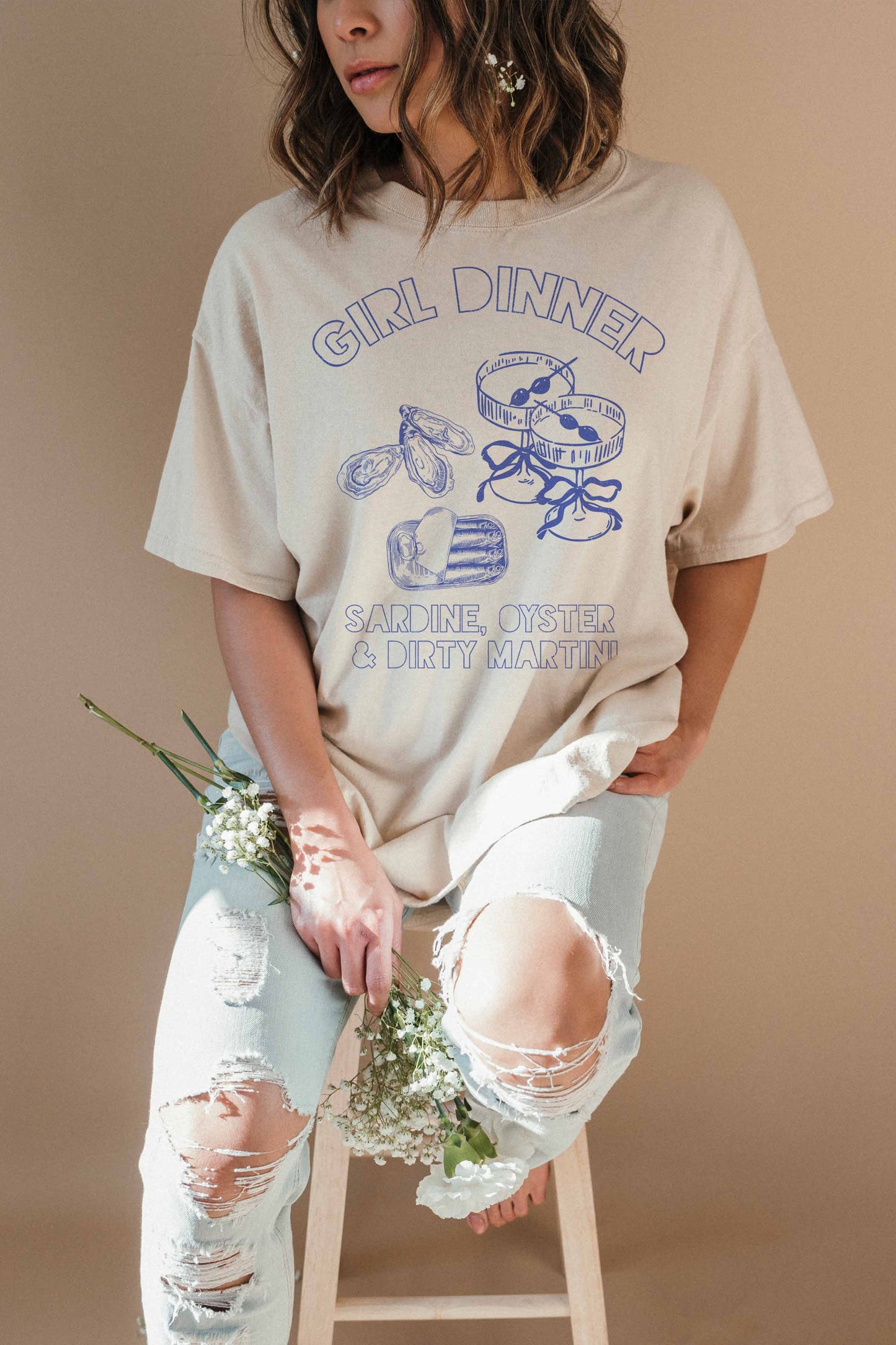 T-shirt oversize grafica “Girl Dinner”
