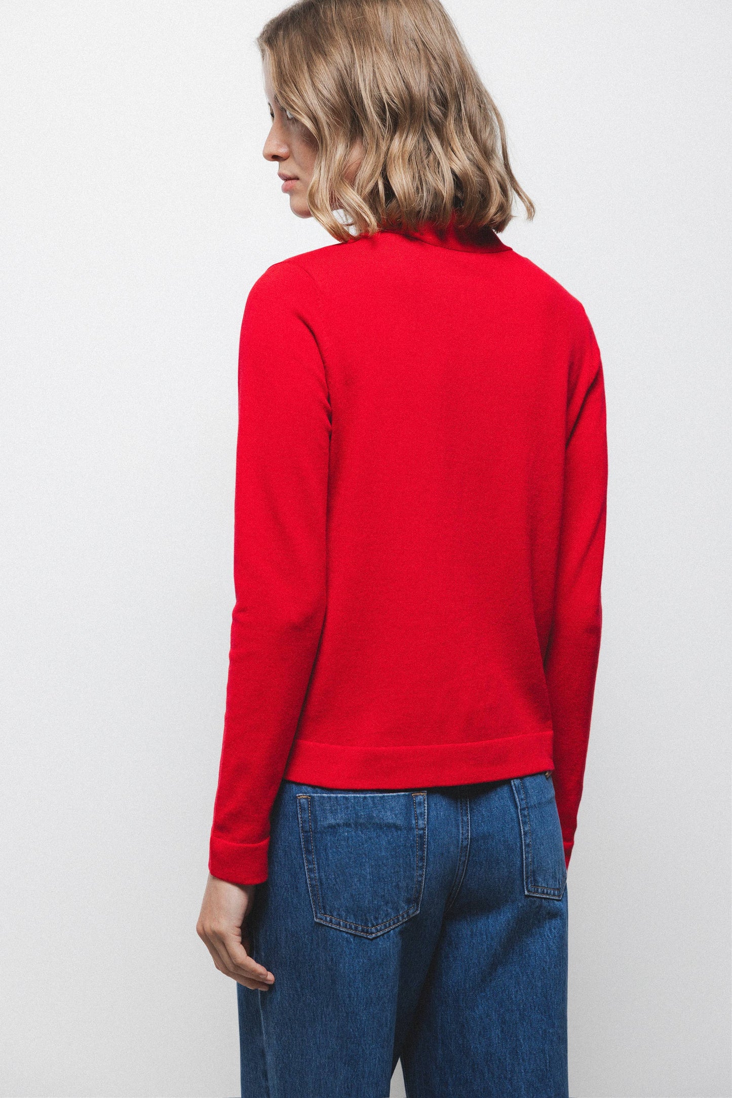 Maglione in maglia rasata con scollo a V e fiocco