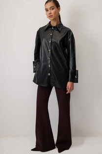 Camicia in ecopelle con polsini larghi