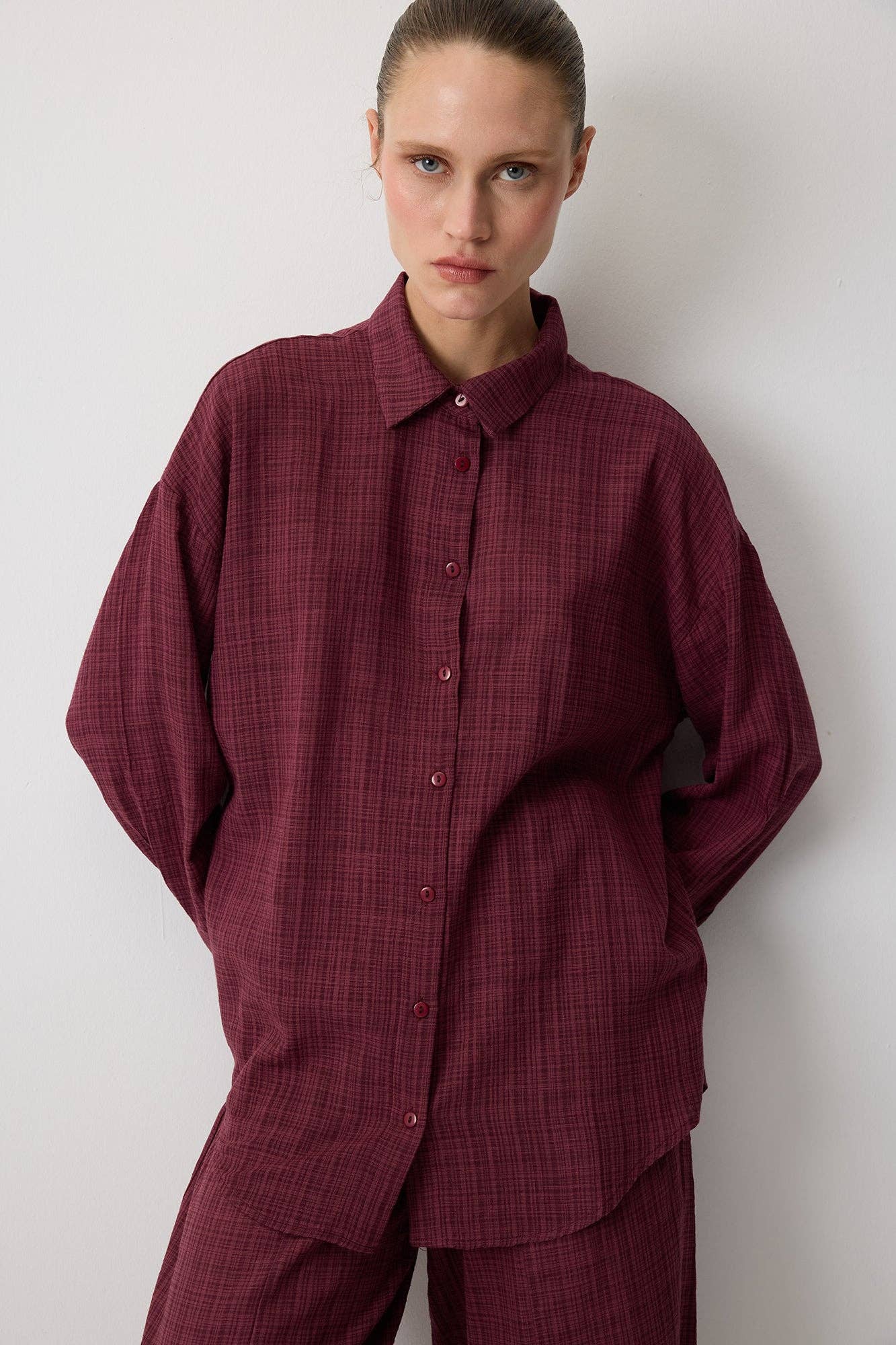 Completo con camicia a quadri e pantaloni bordeaux