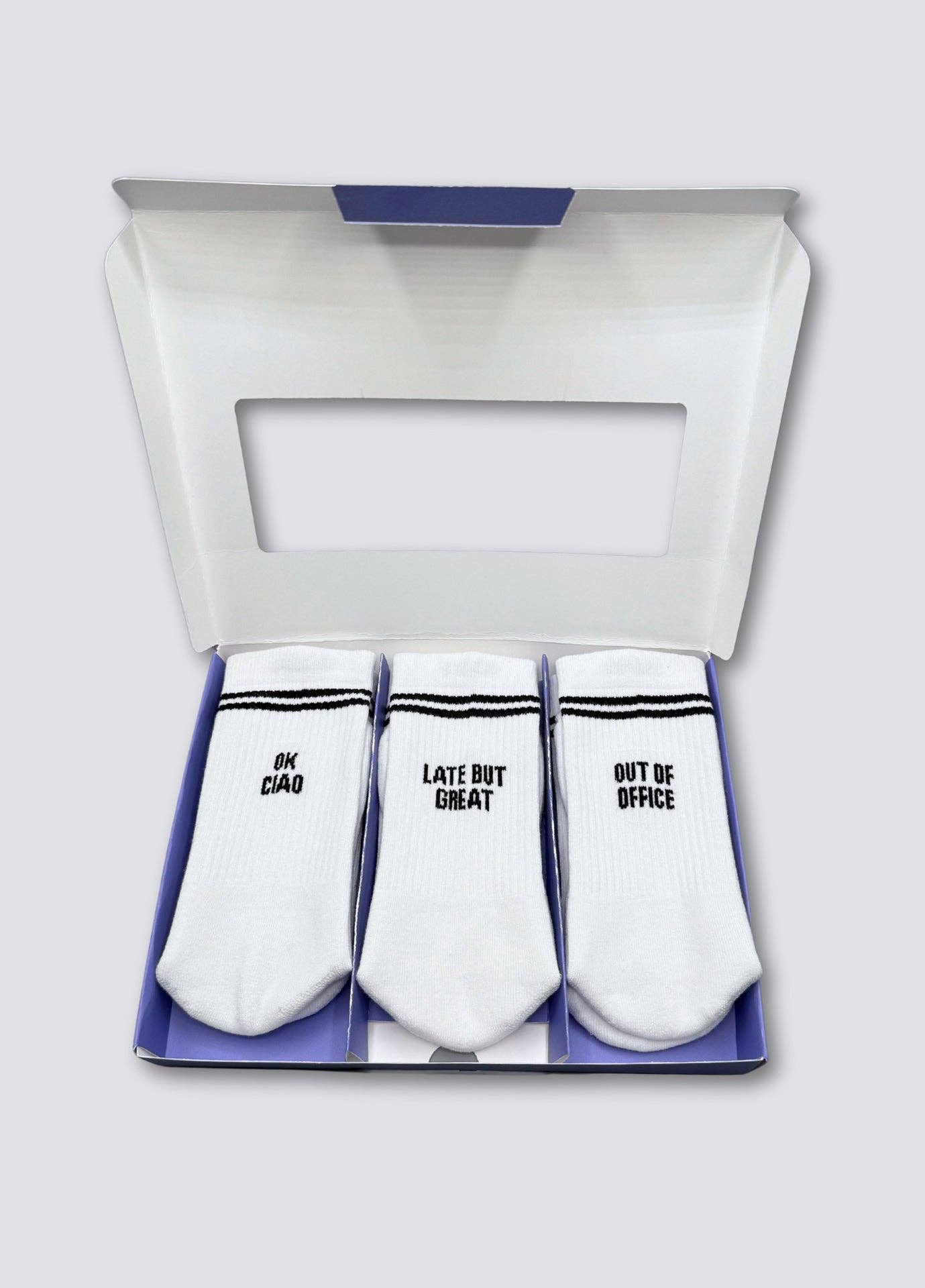Set da 3 calzini retro con slogan “OK Ciao”, “Late But Great” e “Out of Office”