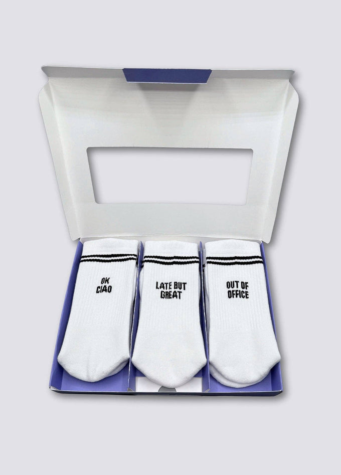 Set da 3 calzini retro con slogan “OK Ciao”, “Late But Great” e “Out of Office”