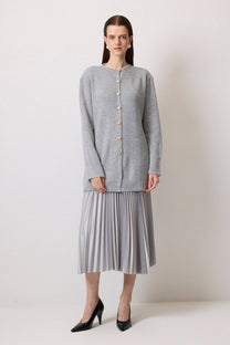 Cardigan lungo grigio con bottoni dorati