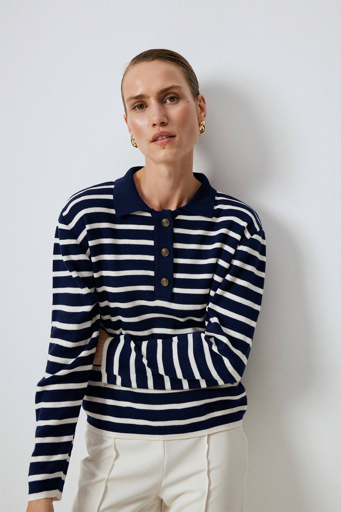 Maglione a righe con scollo a polo