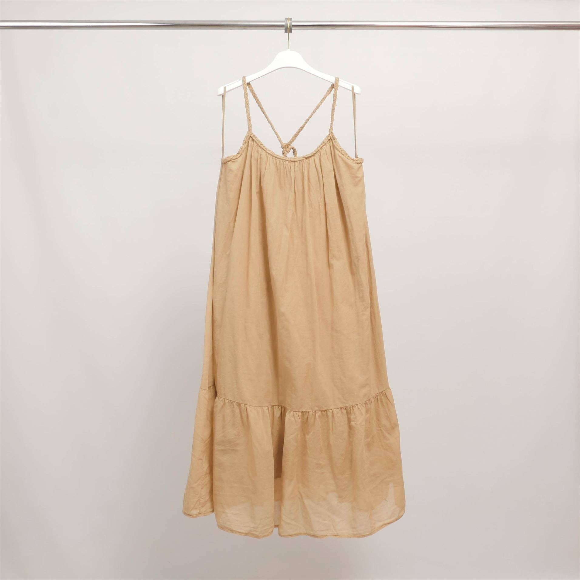 Abito lungo bohemien con spalline intrecciate e balza