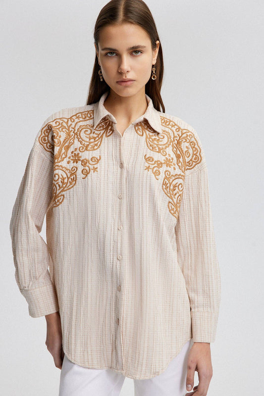 Camicia ricamata in tessuto naturale beige