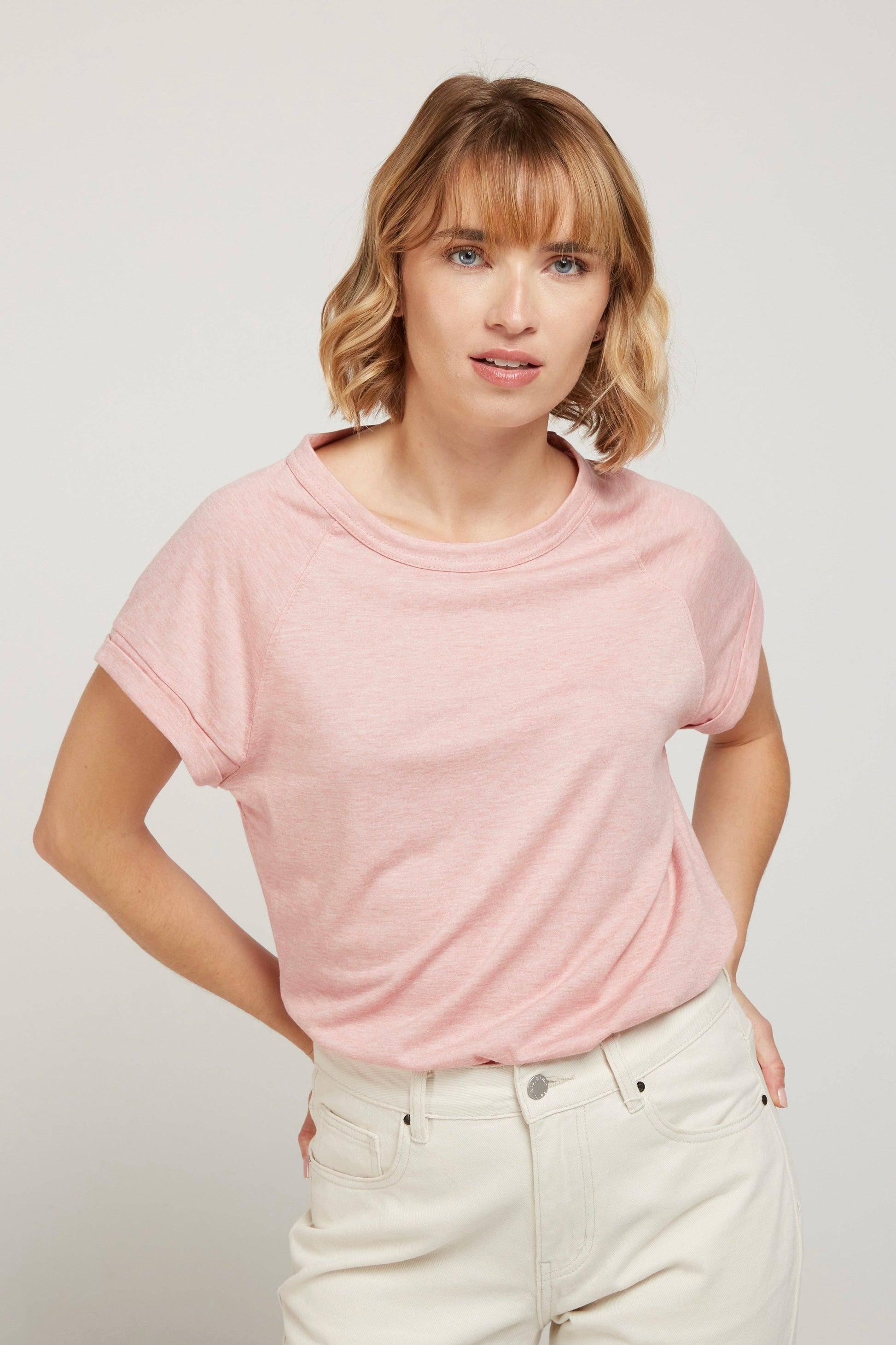 T-shirt essenziale pigmentata da donna crema burro in cotone biologico