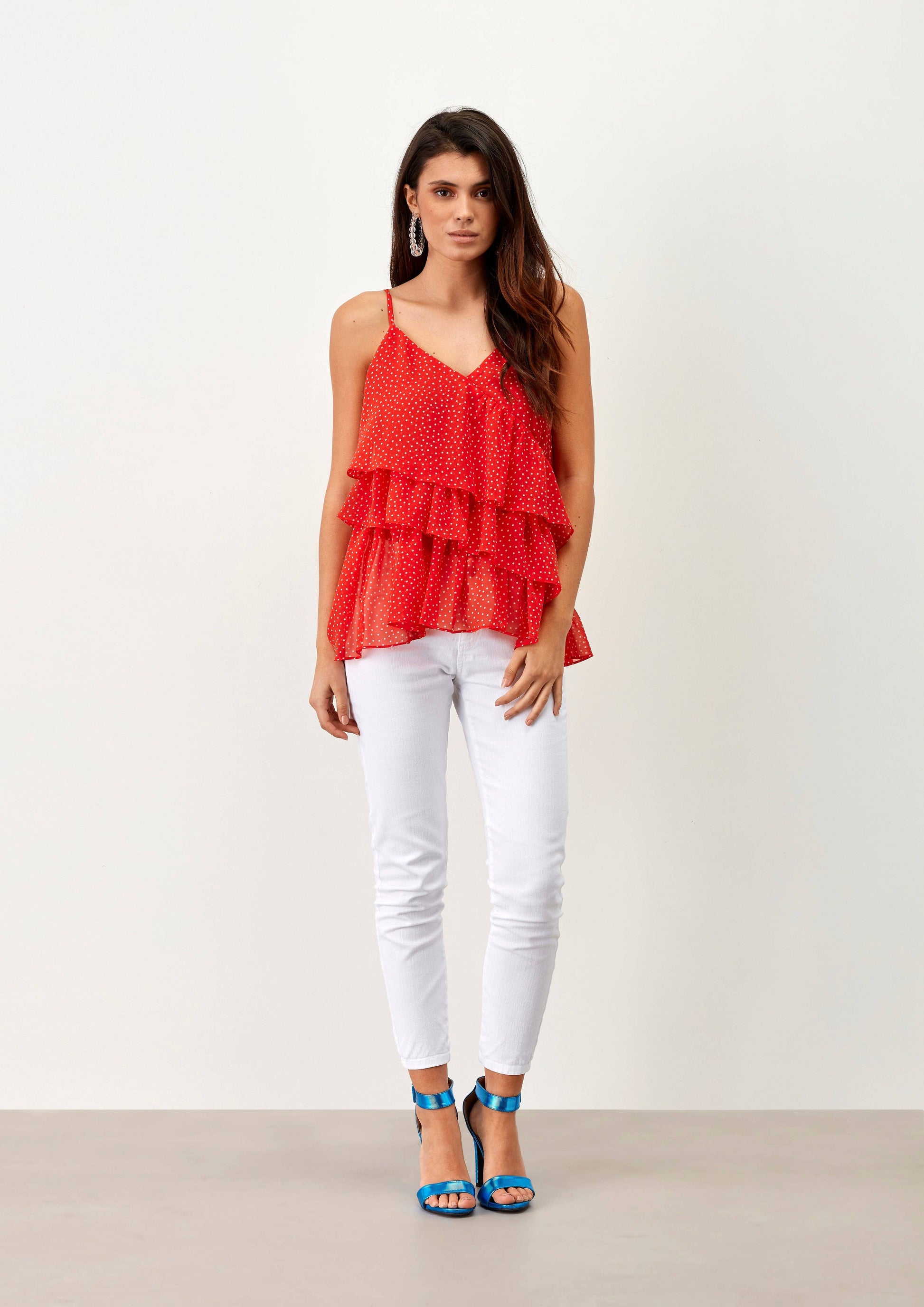 Top a pois con balze e spalline sottili