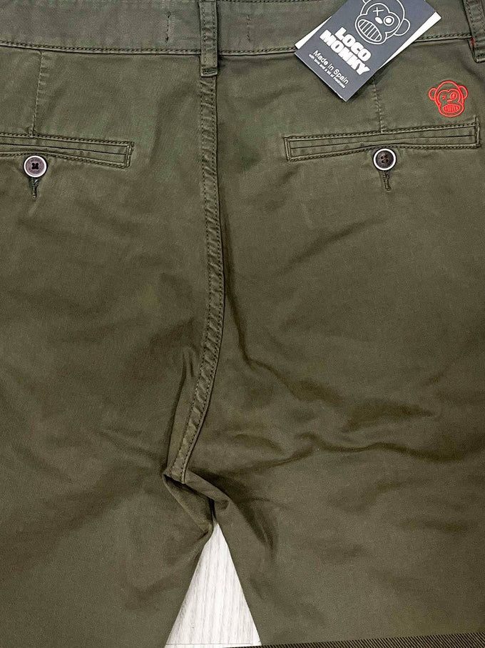 Pantaloni chino cargo oliva con tasche laterali