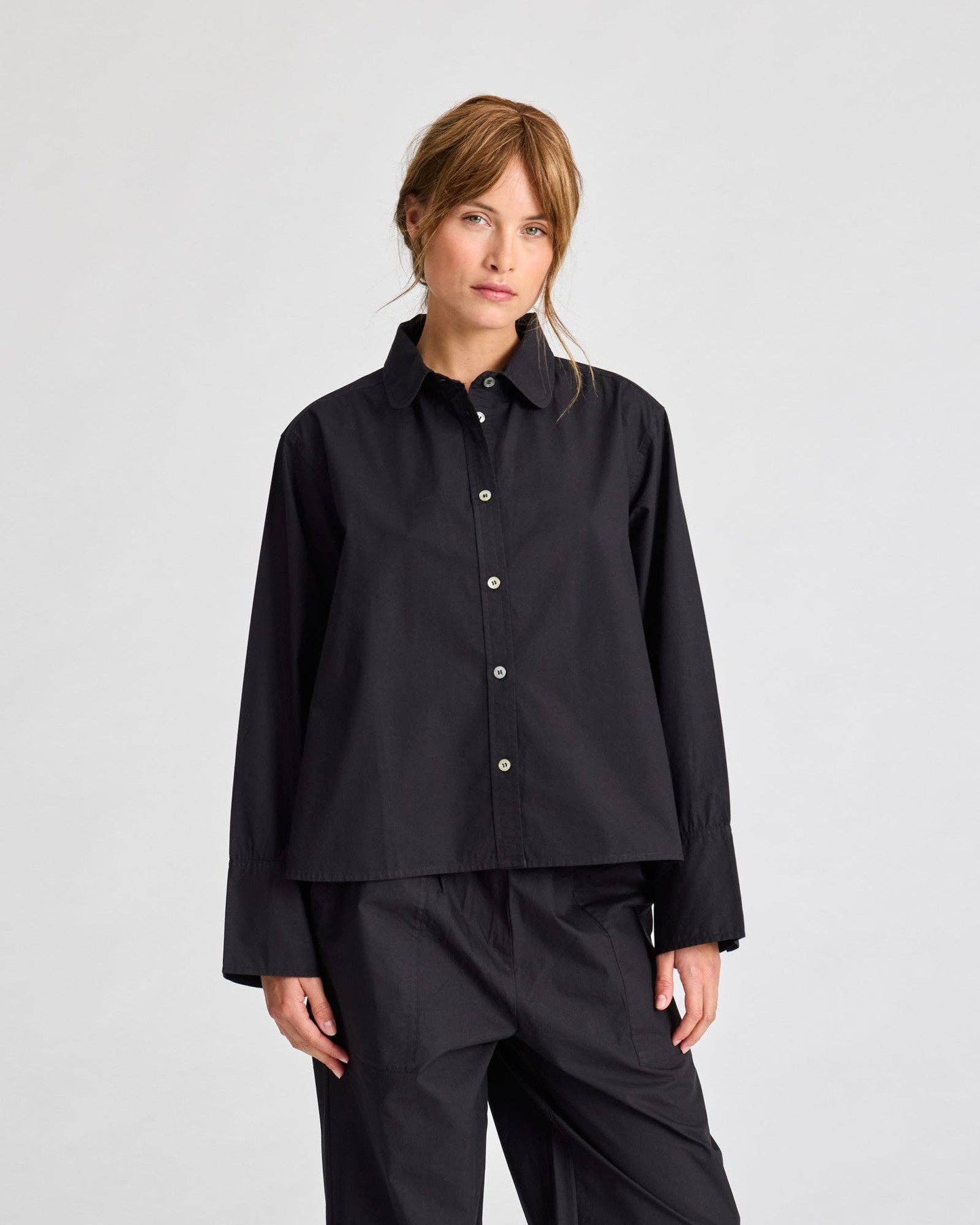 Camicia corta in popeline di cotone biologico nera Flora