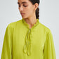 Abito lungo in chiffon con balze e fiocco al collo