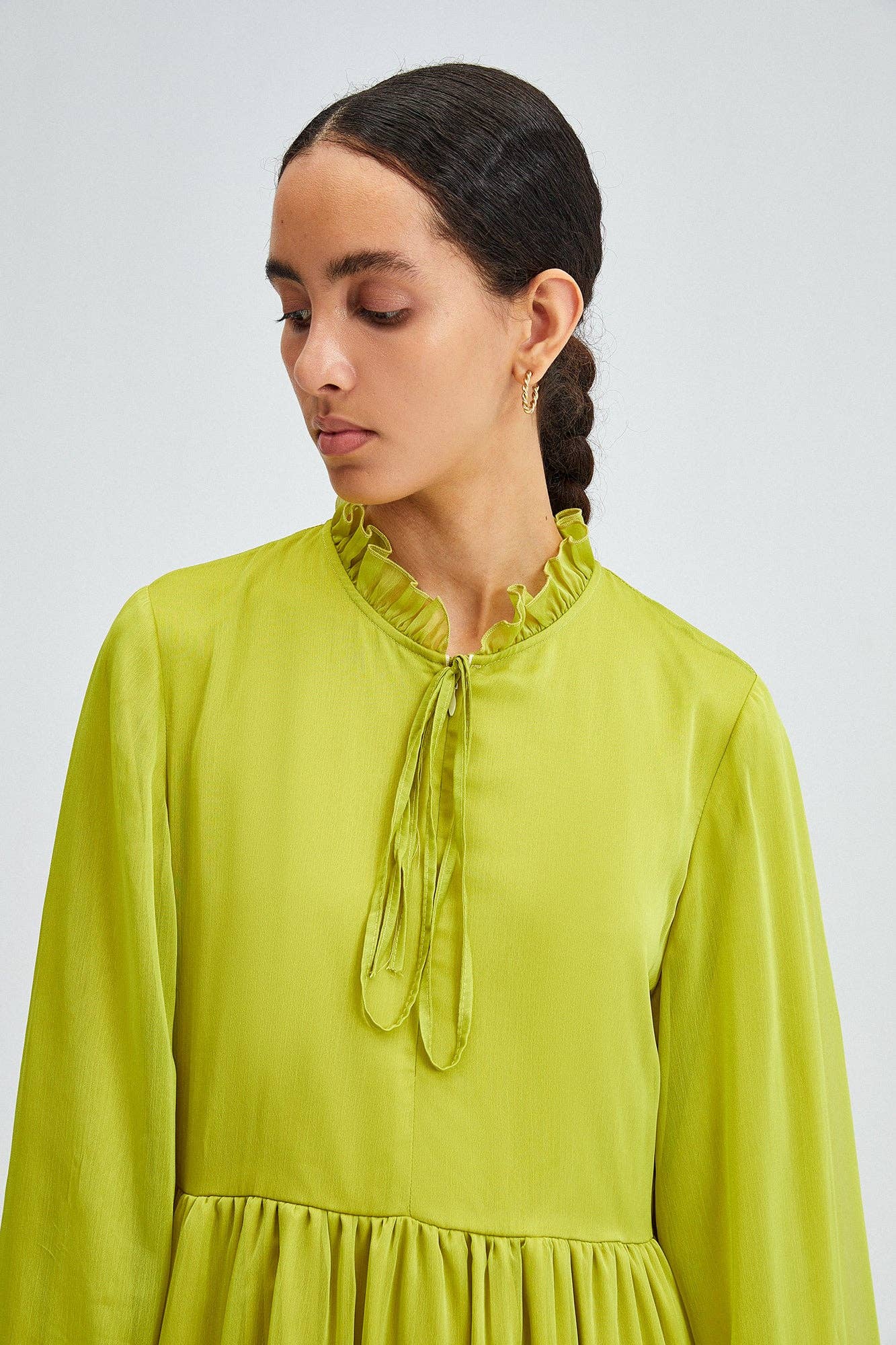 Abito lungo in chiffon con balze e fiocco al collo