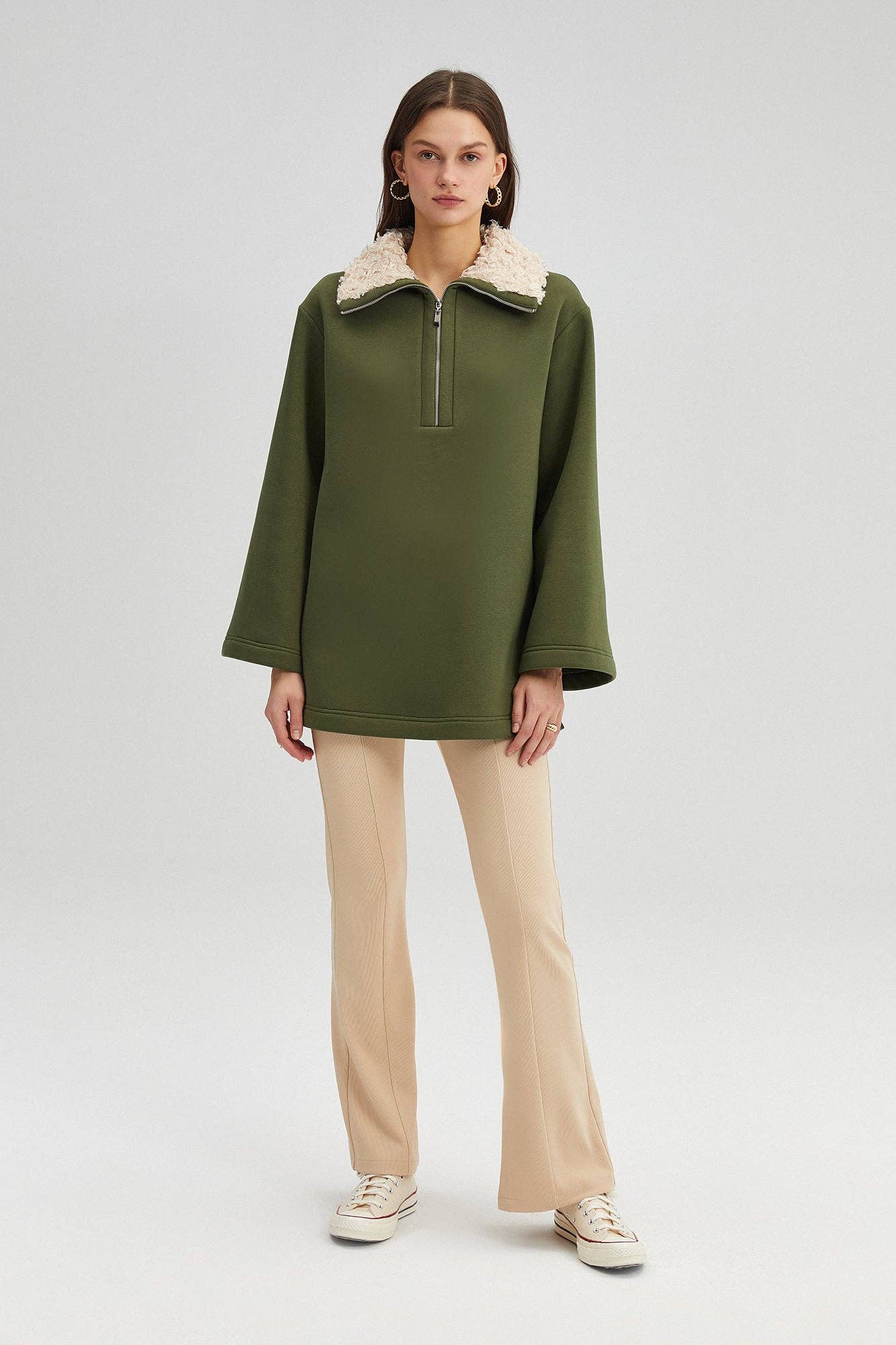 Felpa oversize con collo in pelliccia sintetica e mezza zip