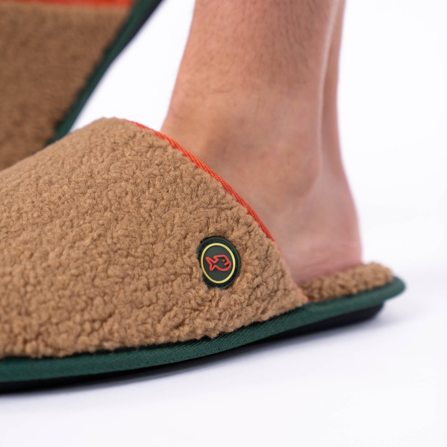 Pantofole in sherpa cammello con profili colorati