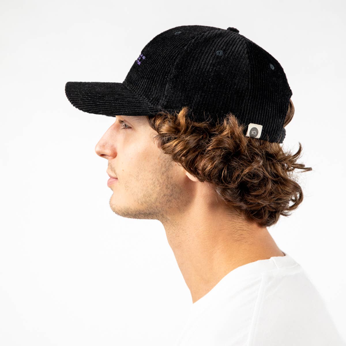 Cappellino in velluto nero con logo ricamato