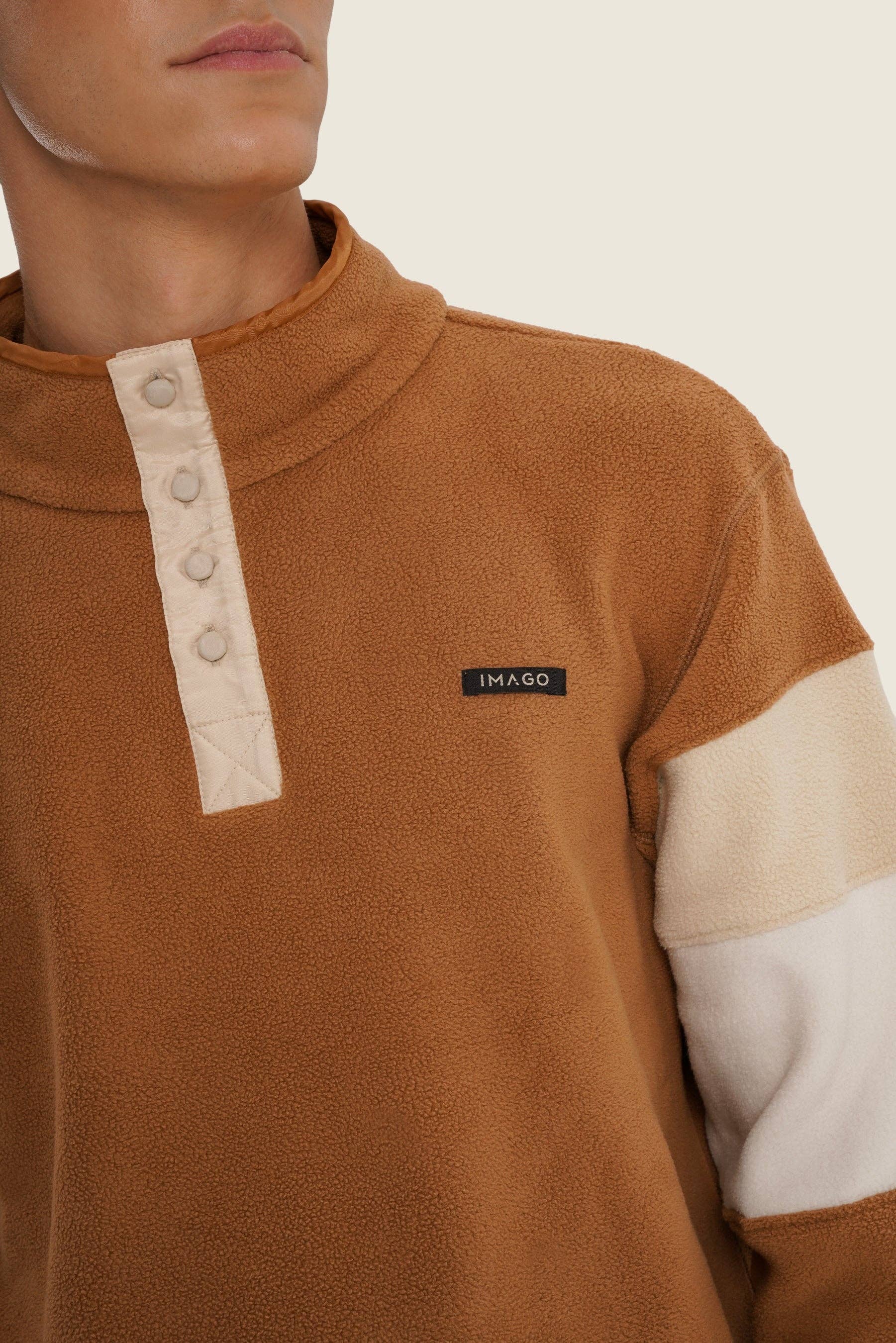 Maglione in pile marrone bicolor con collo alto