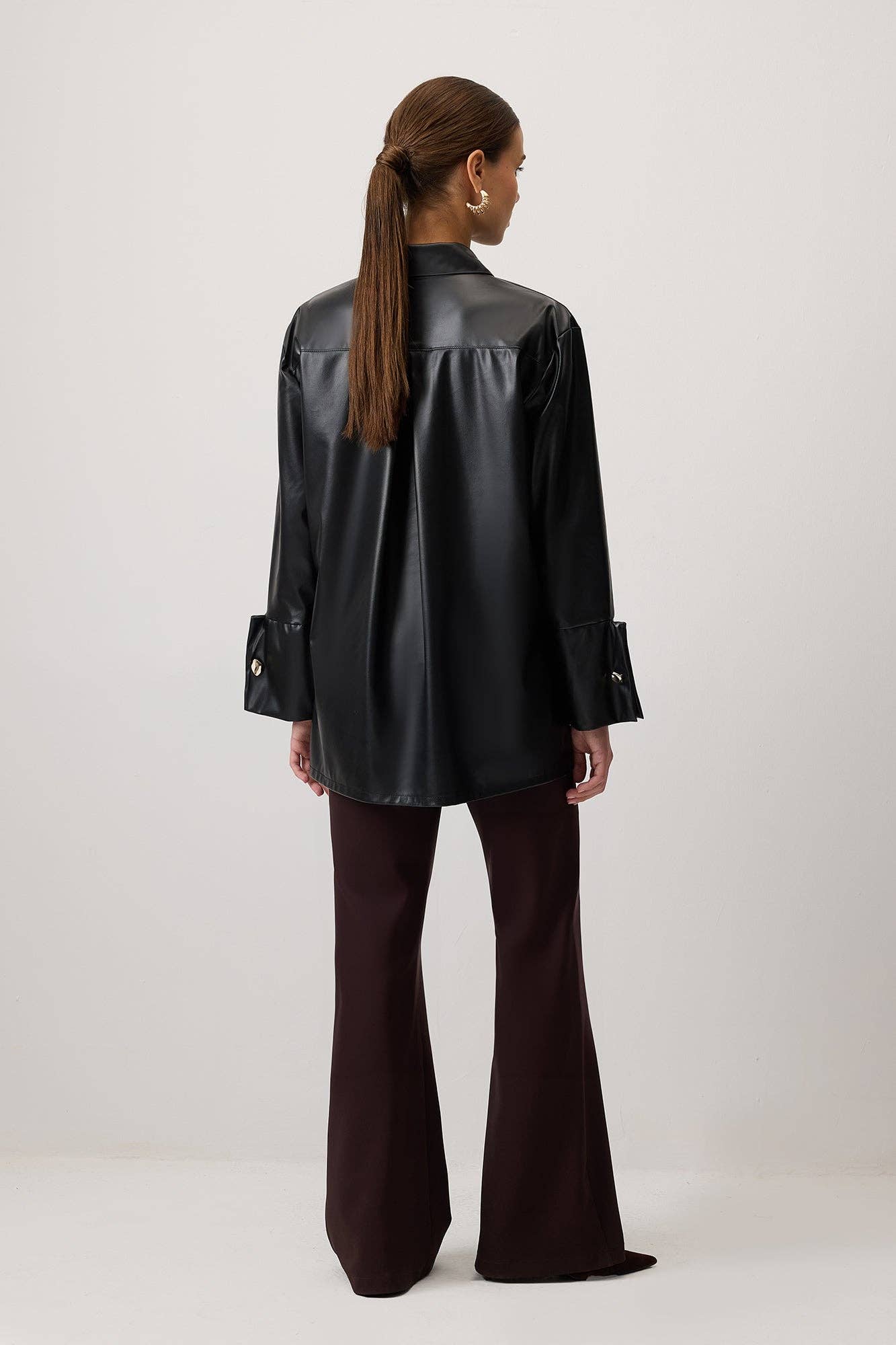 Camicia in ecopelle con polsini larghi