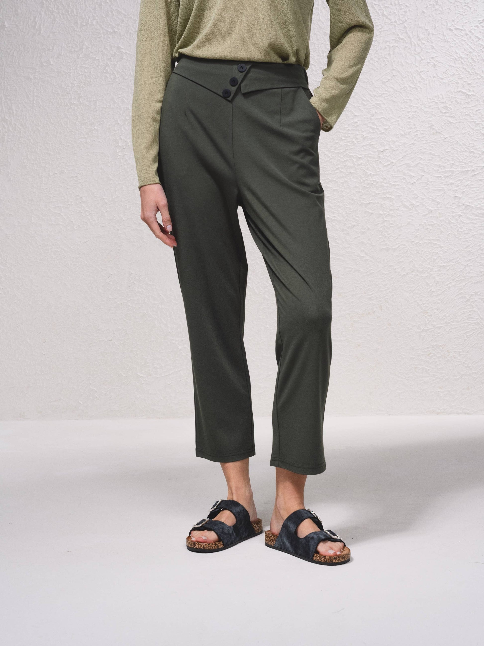 Pantaloni dritti con bottoni decorativi e vita elasticizzata