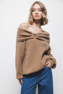 Maglione in maglia con cappuccio e scollo off-shoulder