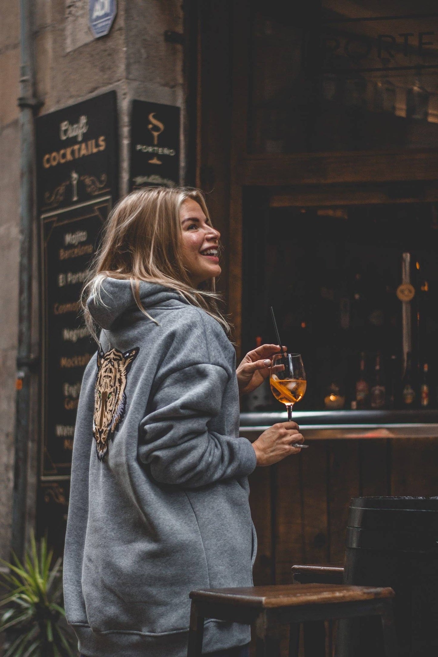 Felpa oversize grigia con cappuccio unisex