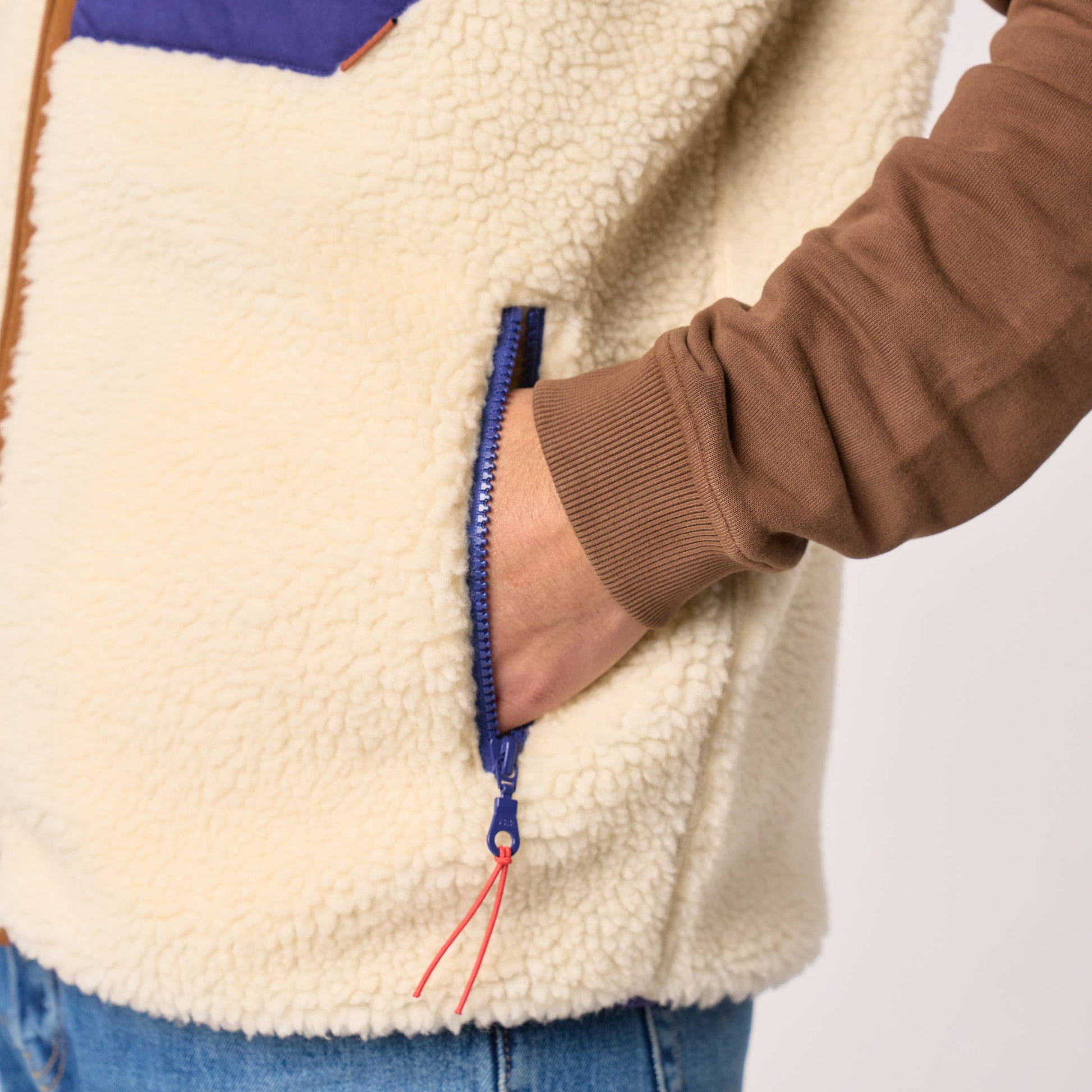 Gilet sherpa unisex con zip avorio e blu