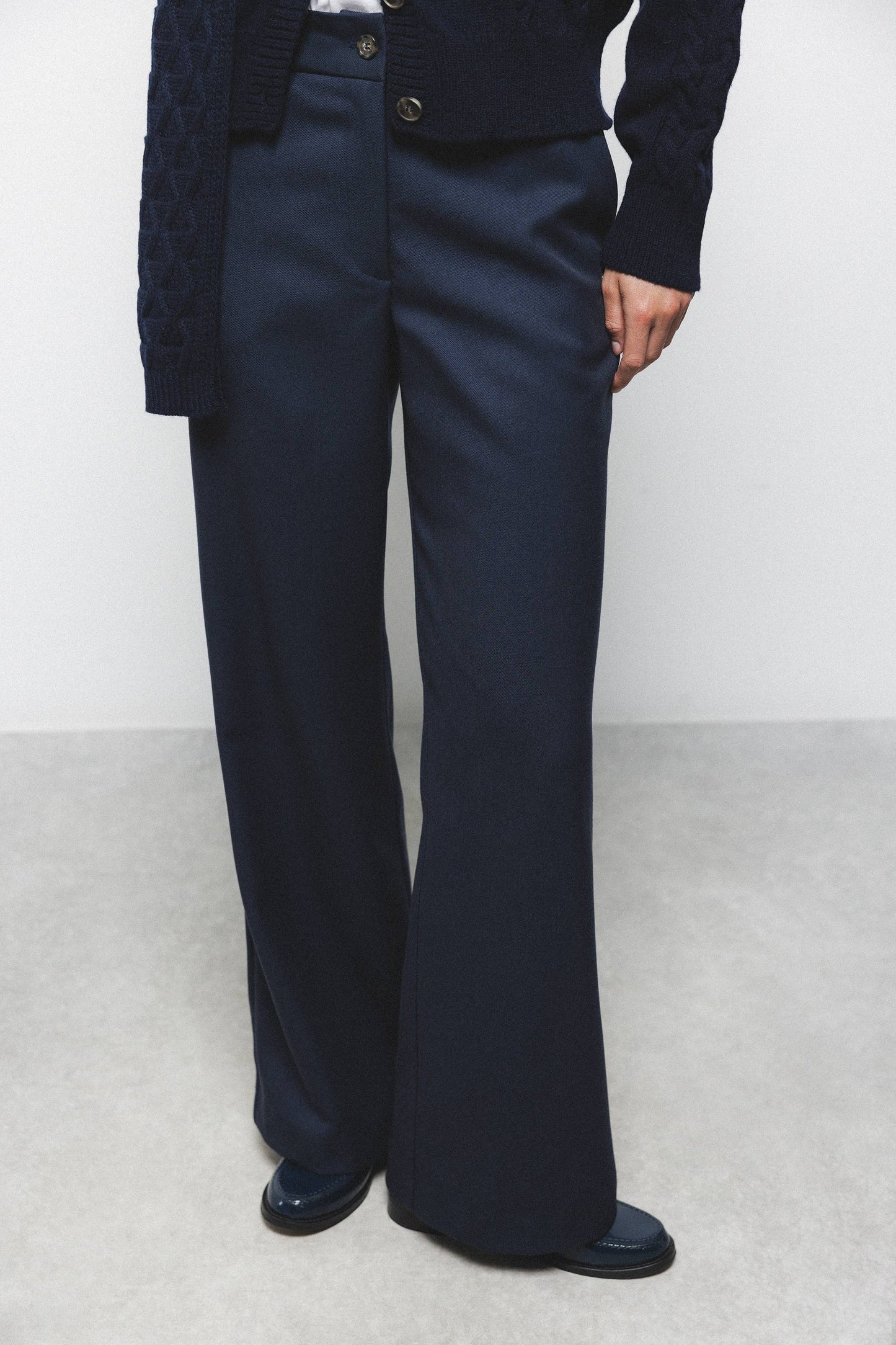 Pantaloni dritti essenziali con tasche oblique