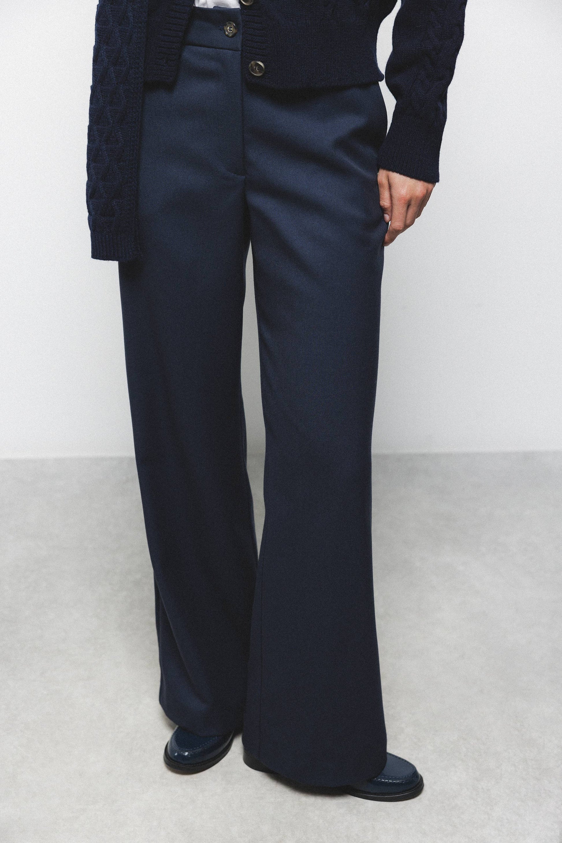 Pantaloni dritti essenziali con tasche oblique