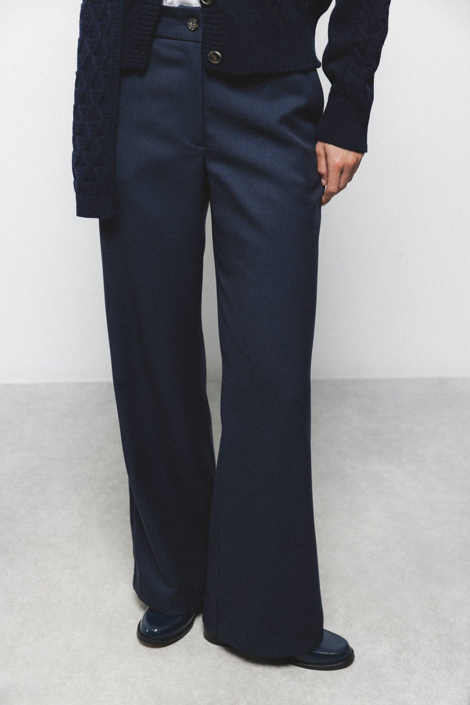 Pantaloni dritti essenziali con tasche oblique