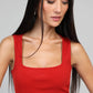 Top a coste rosso con scollo quadrato