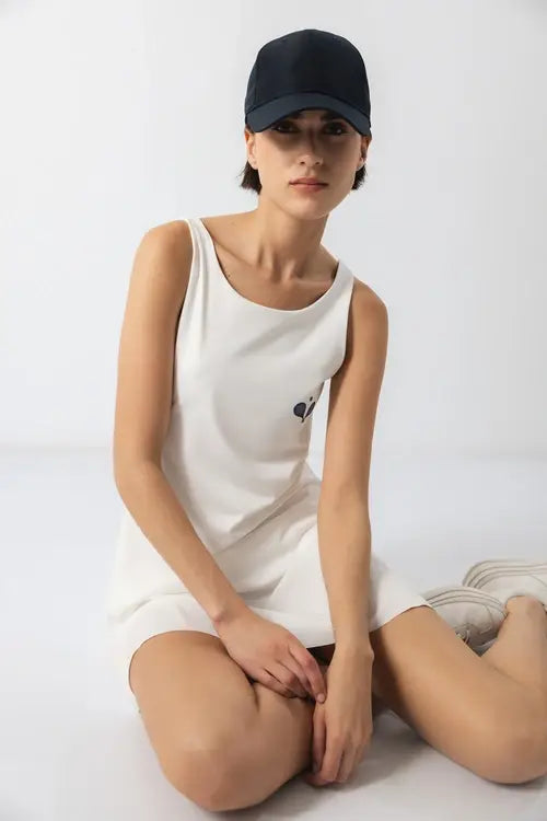 Vestito sportivo minimal con spalline e shorts integrati
