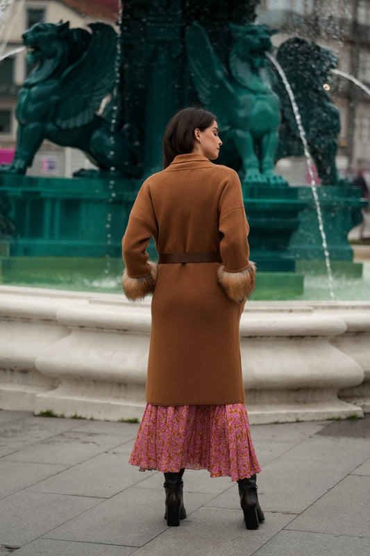 Cappotto lungo in lana con polsini in pelliccia e cintura