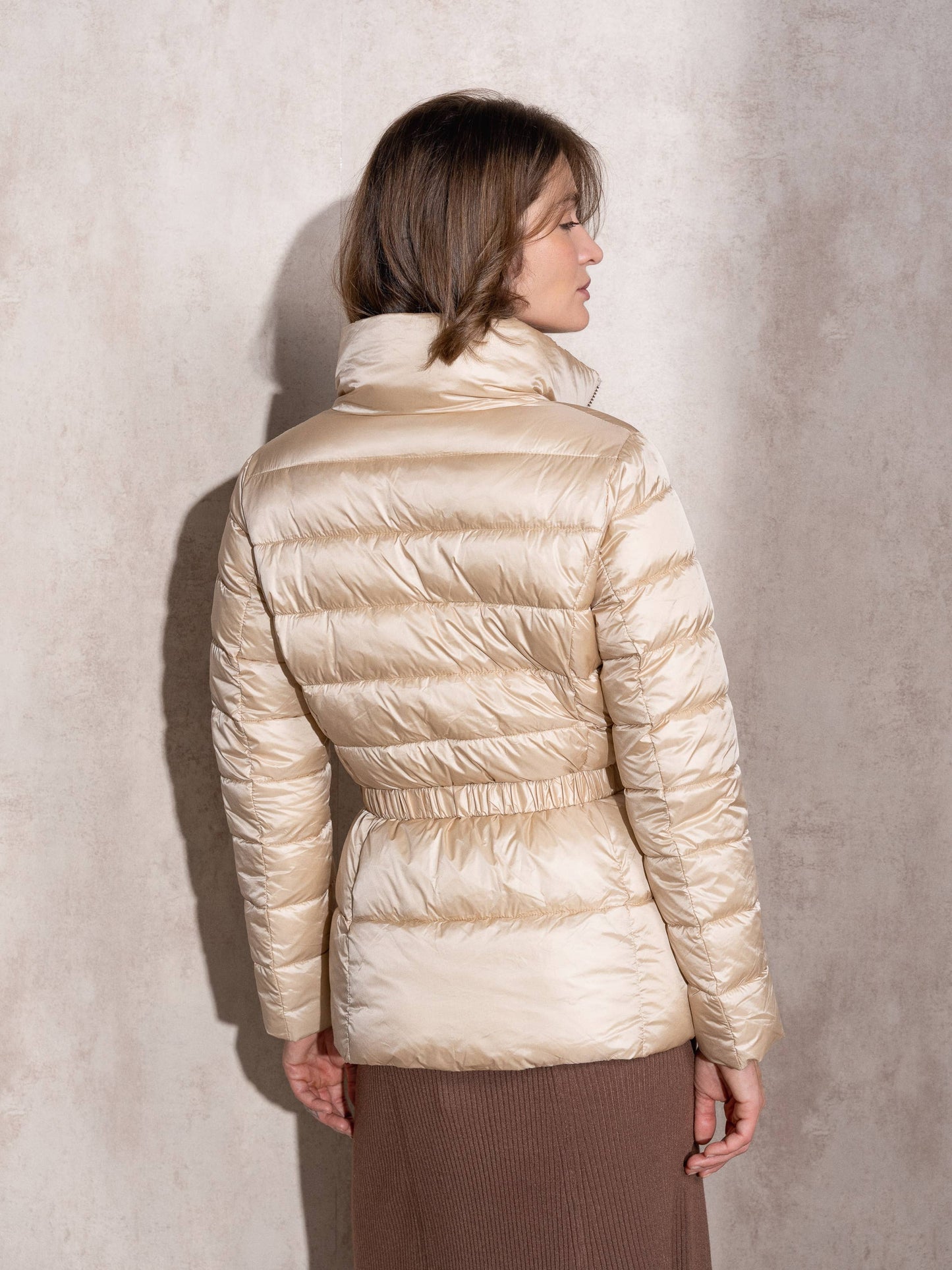 Piumino imbottito con cintura da donna
