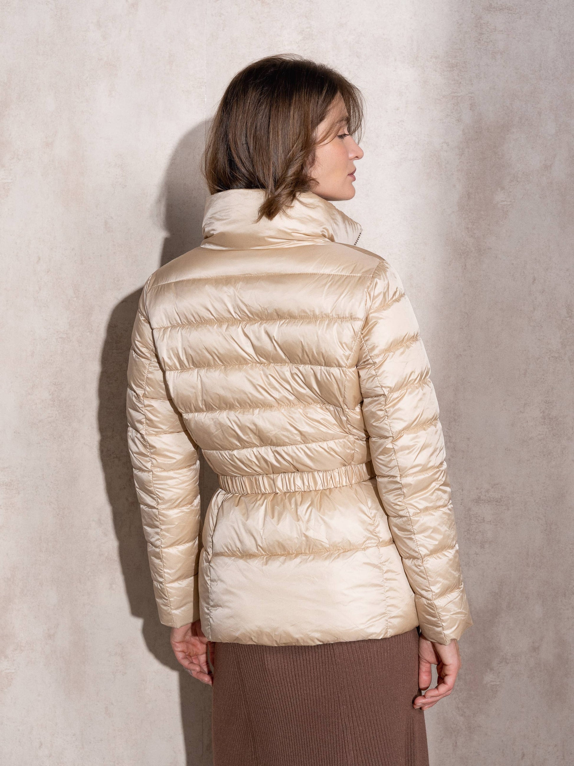 Piumino imbottito con cintura da donna
