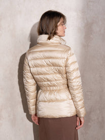 Piumino imbottito con cintura da donna