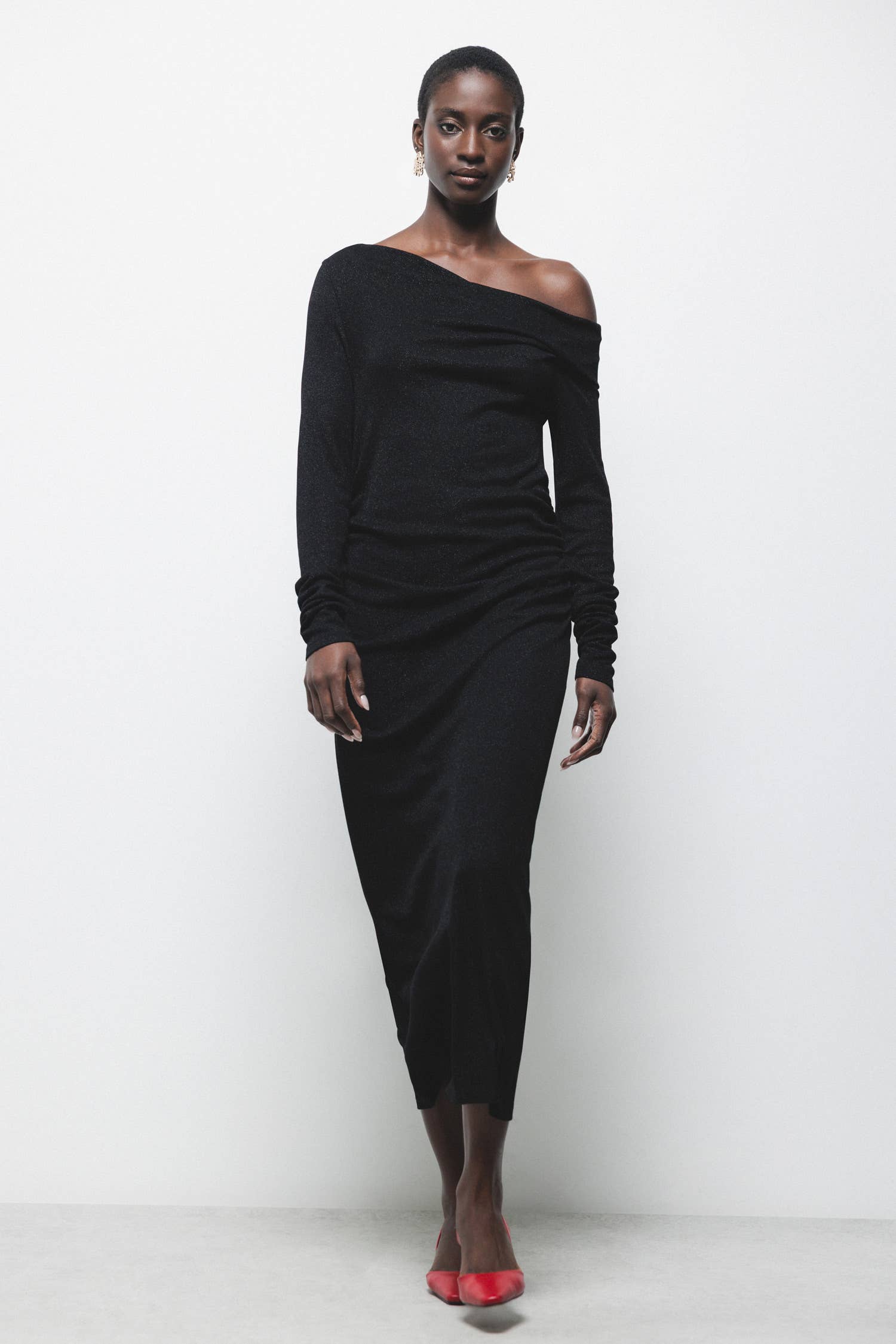 Abito lungo monospalla con scollo drappeggiato