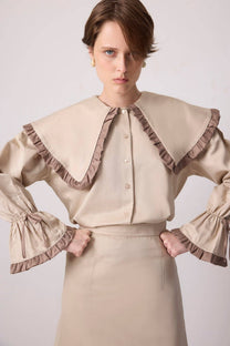 Camicia con maxi colletto a contrasto e volant
