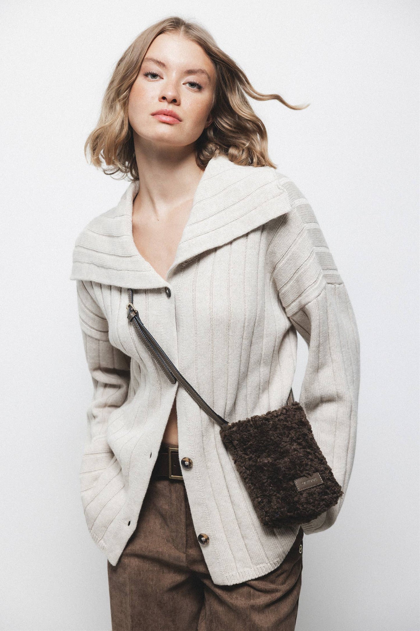 Cardigan a costine con collo ampio
