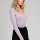 T-shirt lilla a costine con scollo quadrato