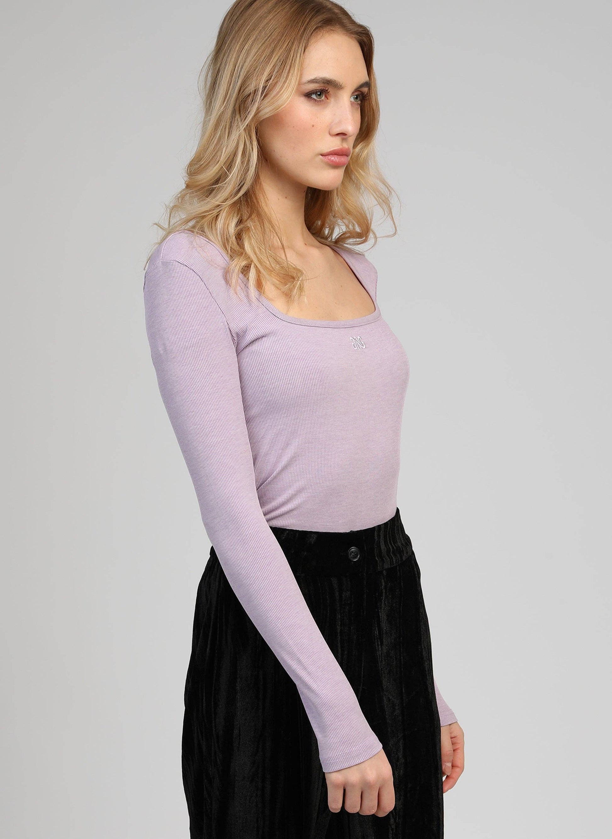 T-shirt lilla a costine con scollo quadrato