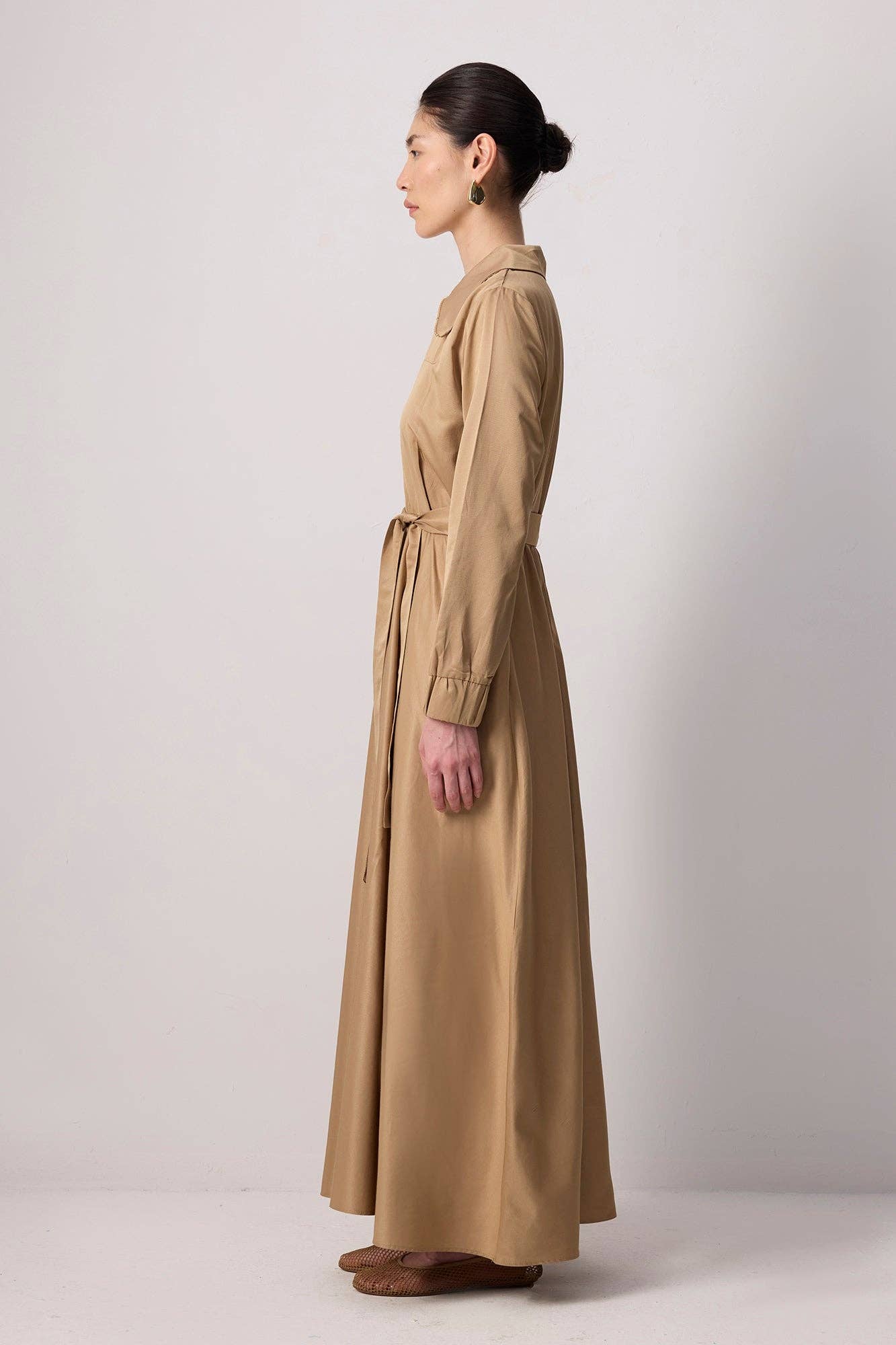 Abito lungo beige con collo zip e cintura