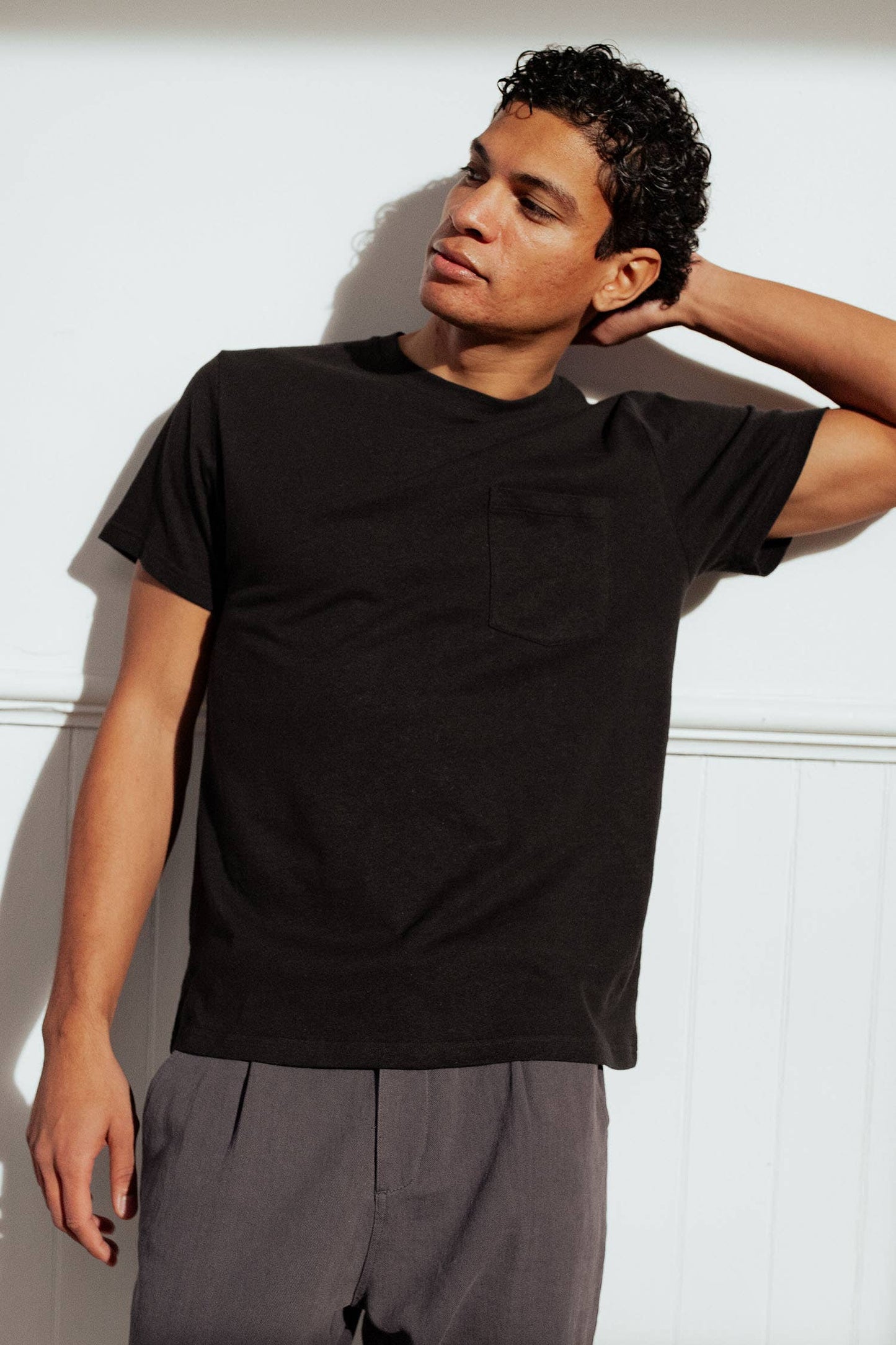 T-shirt con taschino in canapa biologica nero lavato