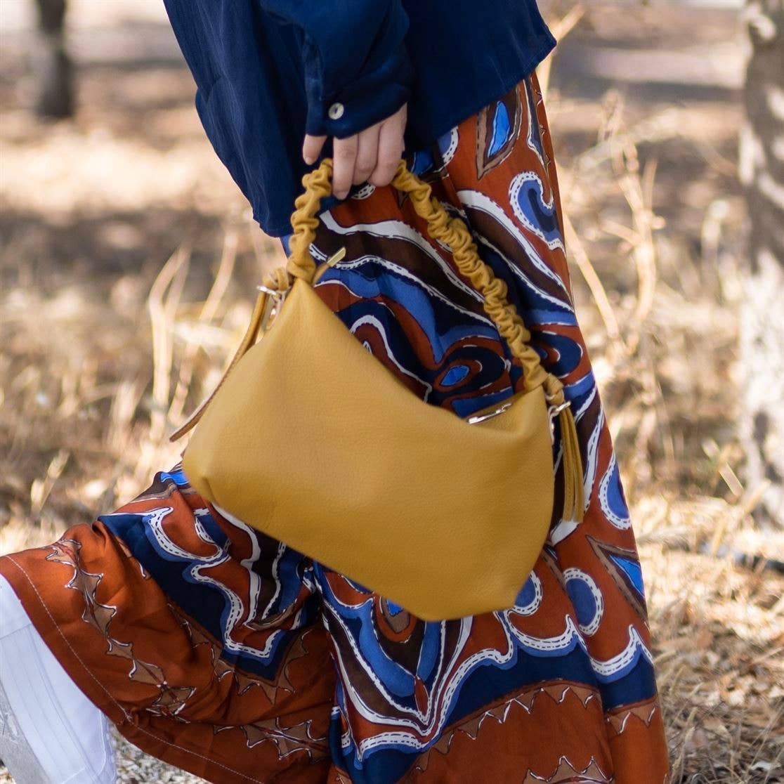 Borsa a spalla in pelle martellata con manico arricciato